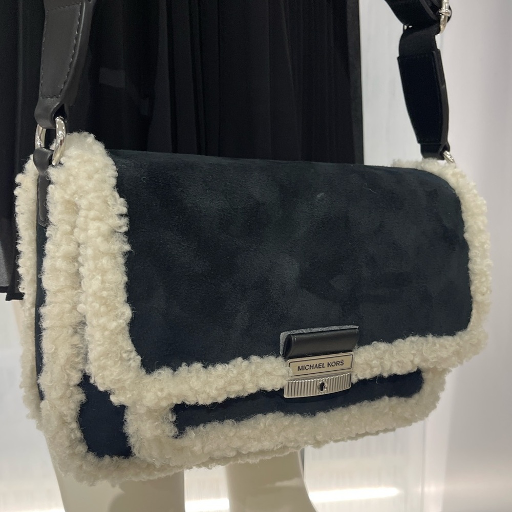 MICHAEL KORS Bradshaw Medium Suede and Faux Shearling Messenger Bag
Black
NWT - Picture 1 of 16